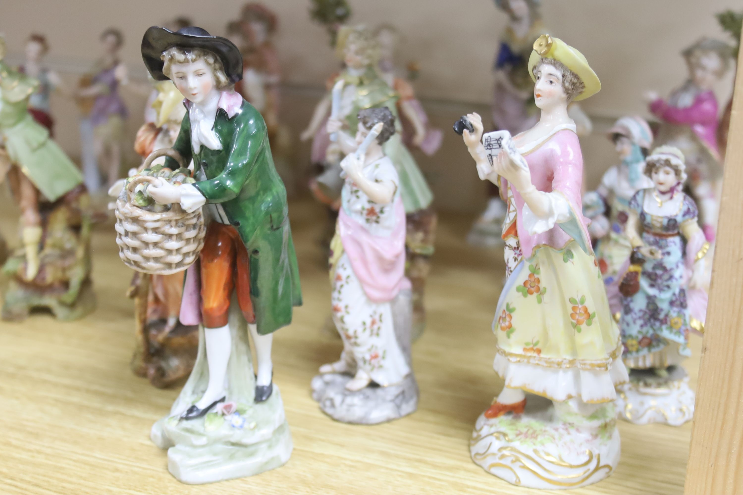 A collection of mixed Continental porcelain figurines (23)